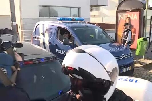 O momento em que a mulher de Fernando Madureira é levada para a sede da PSP após buscas em casa