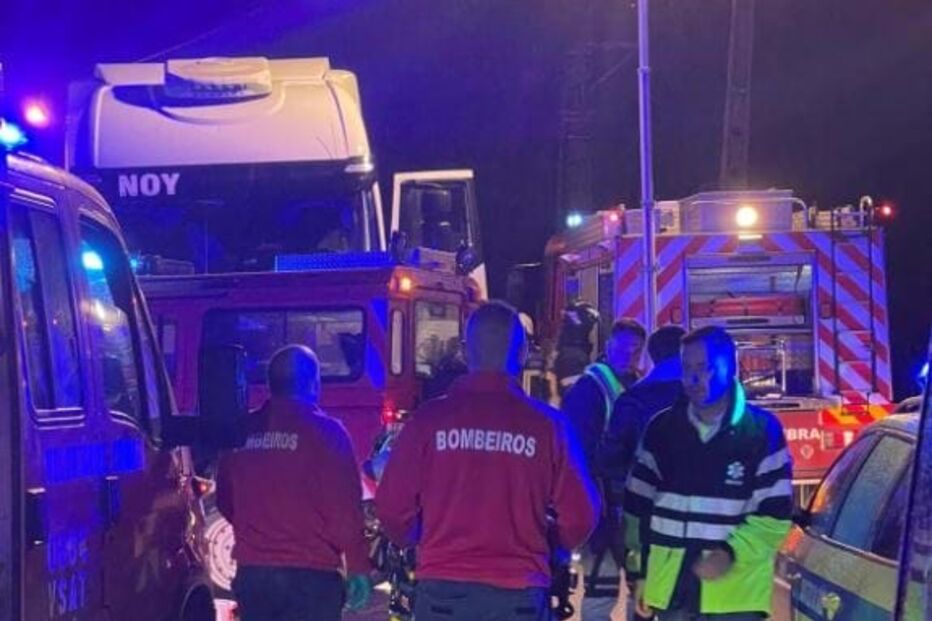 Três mulheres feridas em colisão entre camião e quatro carros em Coimbra