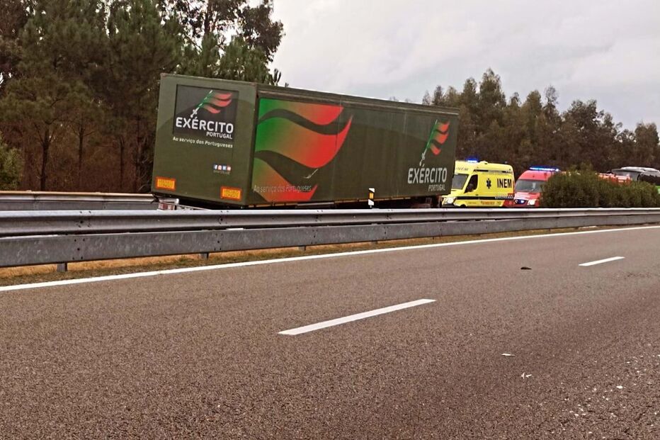 Colisão entre viatura do Exército e três carros na A1 em Oiã