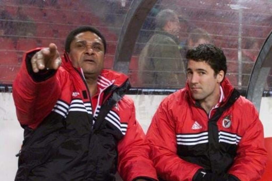 Eusébio, embaixador do Benfica, no banco de suplentes