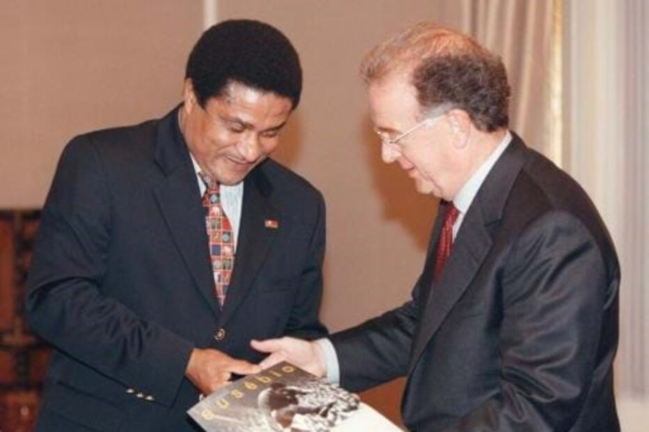 Eusébio oferece um livro a Jorge Sampaio, ex-Presidente da República