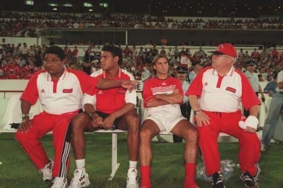 Eusébio e elementos do Benfica antes do início de um jogo particular, na época 98/99
