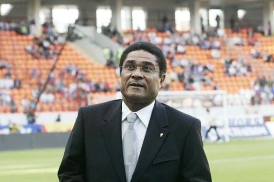 Eusébio no relvado antes do jogo Rússia-Portugal de apuramento para o Mundial 2006