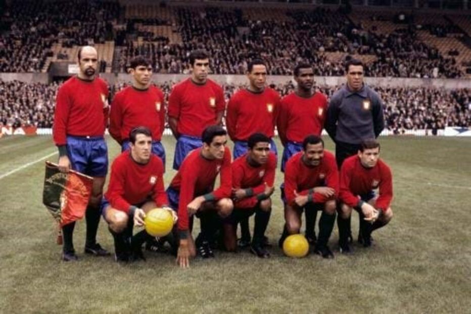 Eusébio com a equipa da Seleção Nacional antes do jogo contra a Bulgária, no Mundial de 1966