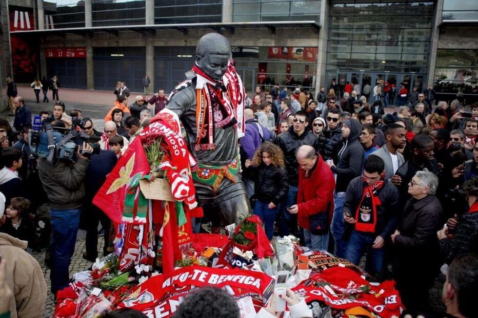 Estátua do jogador, no Estádio da Luz, ficou coberta de cachecóis, flores e mensagens