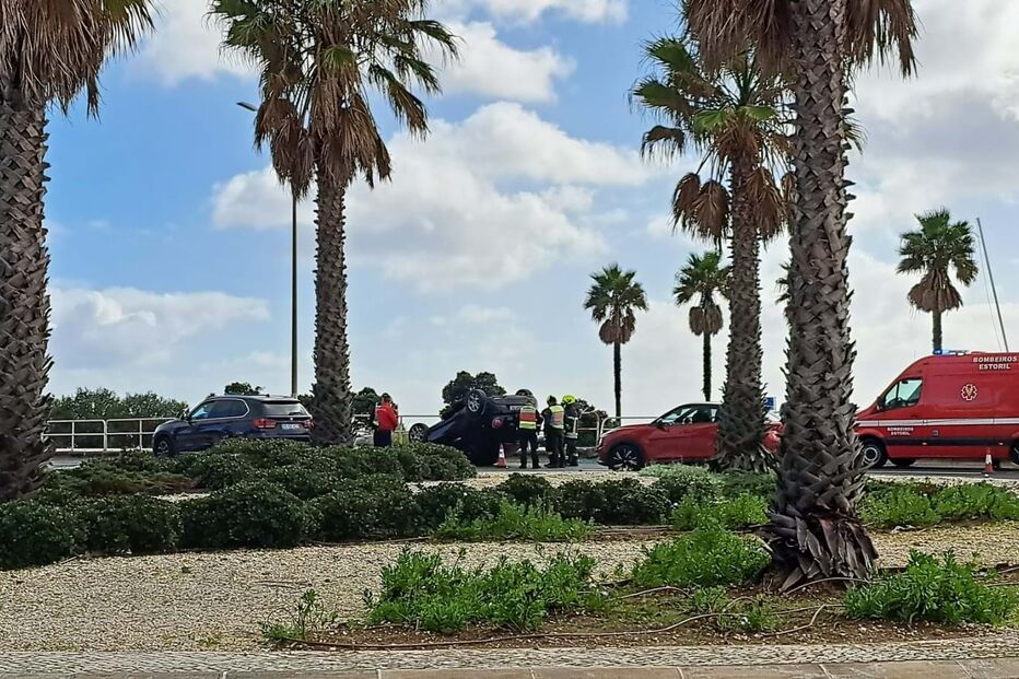 Despiste seguido de capotamento na rotunda de São Pedro do Estoril, Cascais