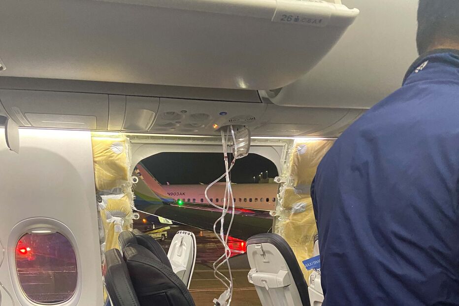Voo Alaska Airlines fez uma aterragem de emergência depois de uma secção exterior, incluindo uma janela, ter caído