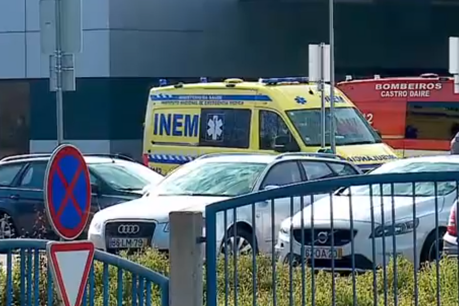 Doente com cancro espera toda a noite no chão de hospital