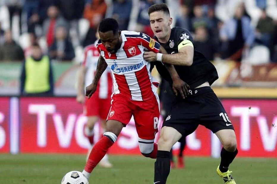 Guélor Kanga (à esquerda), ao serviço do Estrela Vermelha