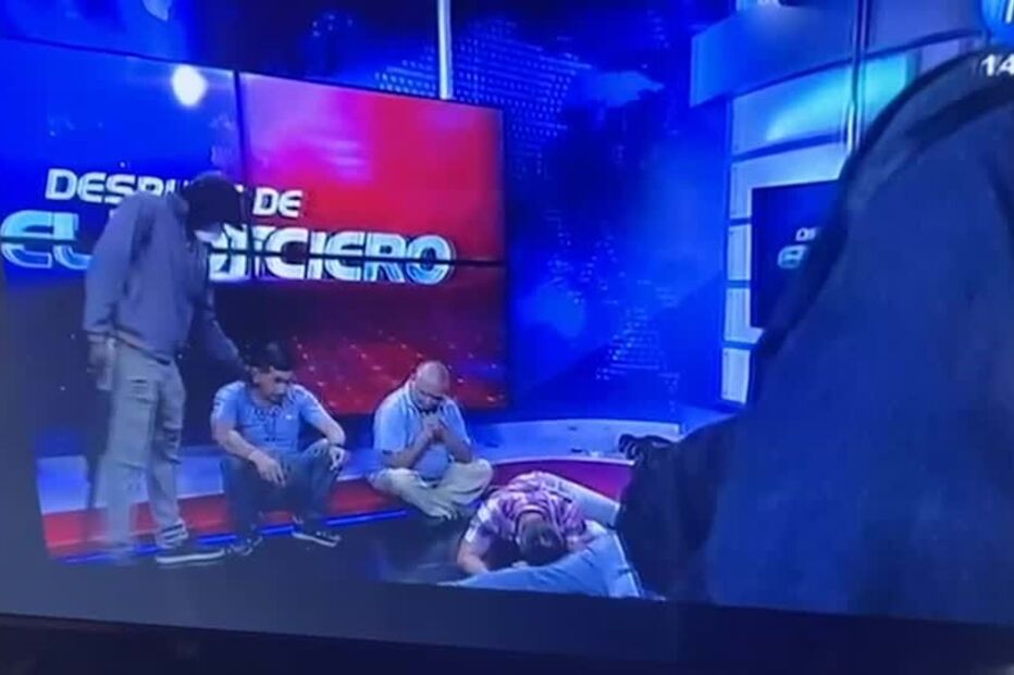 Encapuzados invadem estação de televisão do Equador. Ouvidos gritos e tiros