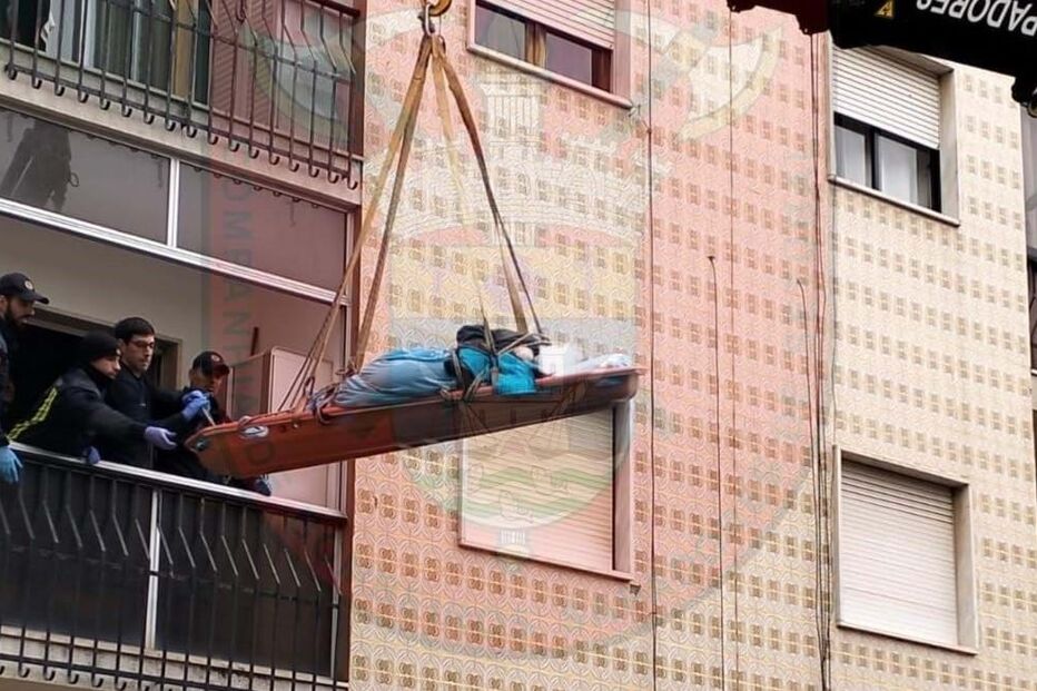 Bombeiros retiram homem com 180 quilos de casa em Setúbal