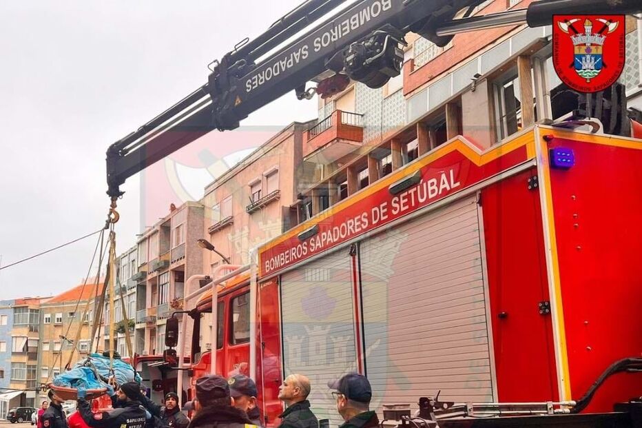 Bombeiros retiram homem com 180 quilos de casa em Setúbal