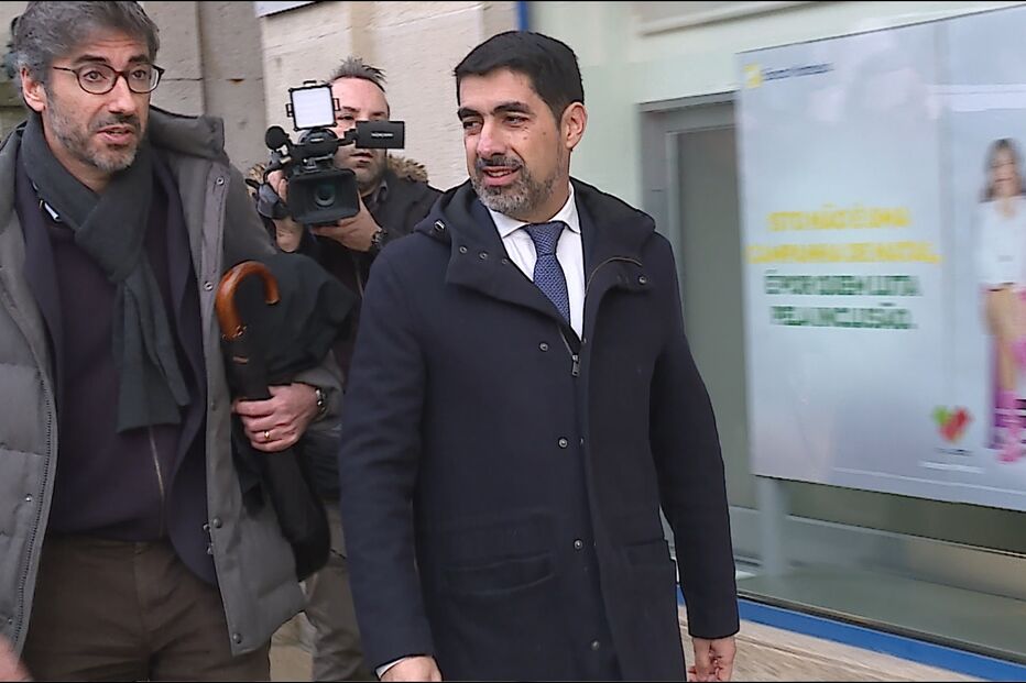 Ex-secretário de Estado e ex-autarca Miguel Alves (à dir), em tribunal