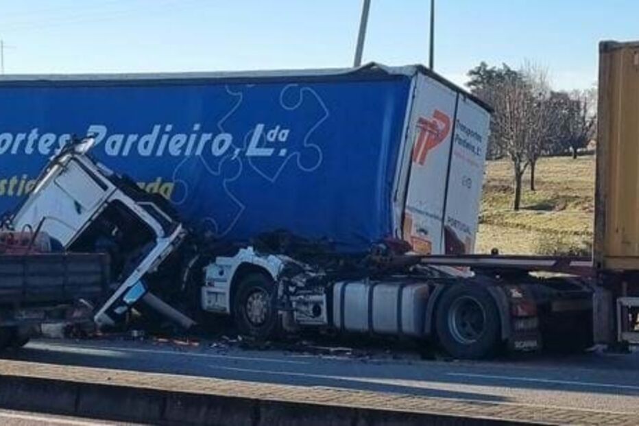 Dois camiões envolvidos em colisão violenta em Paços de Ferreira 