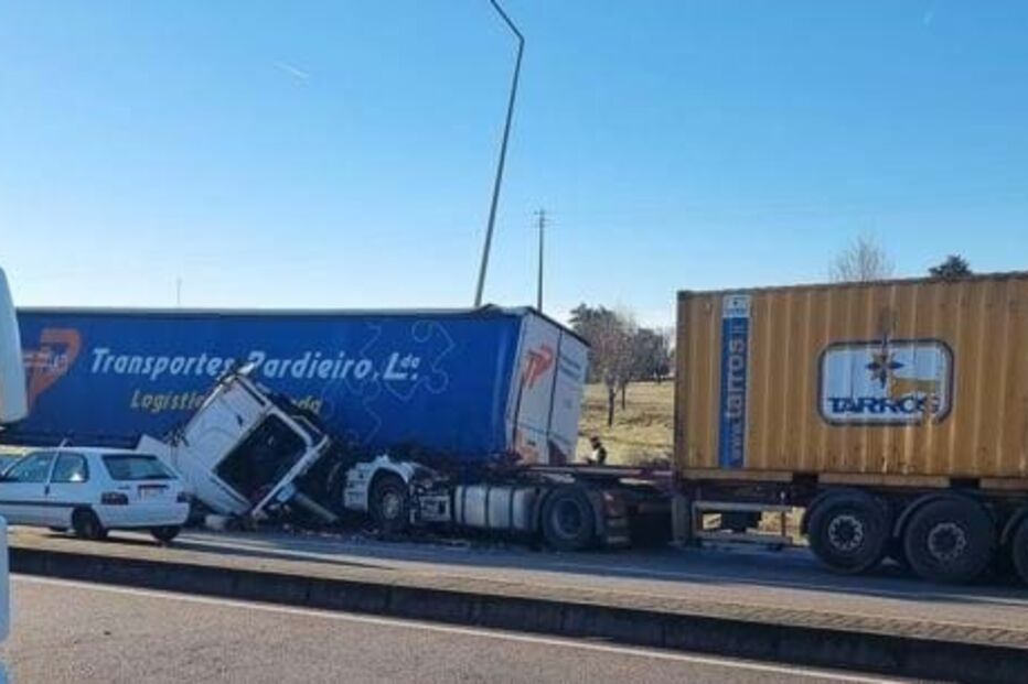 Dois camiões envolvidos em colisão violenta em Paços de Ferreira 