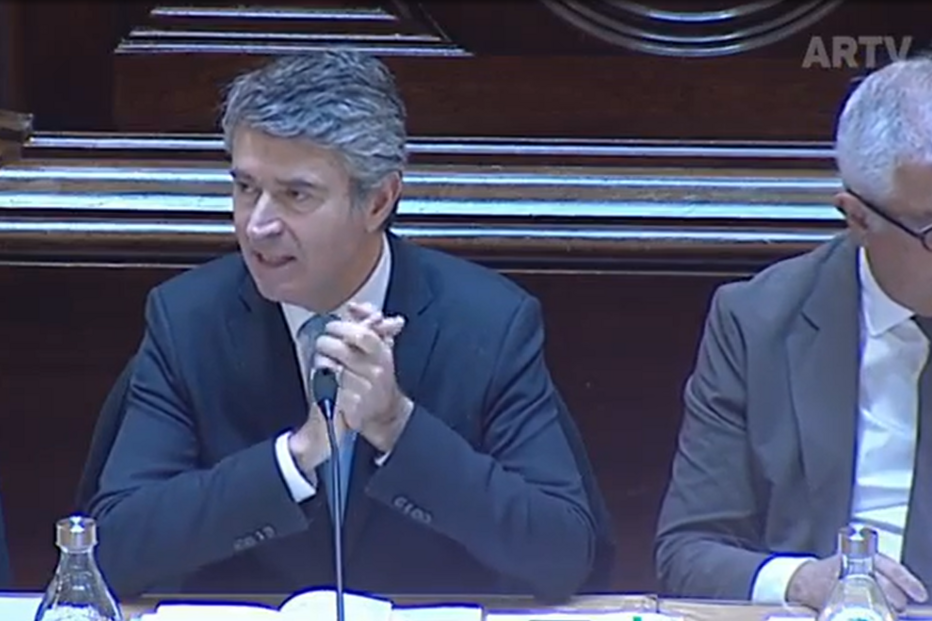 Ministro promete milhões, polícias contam tostões