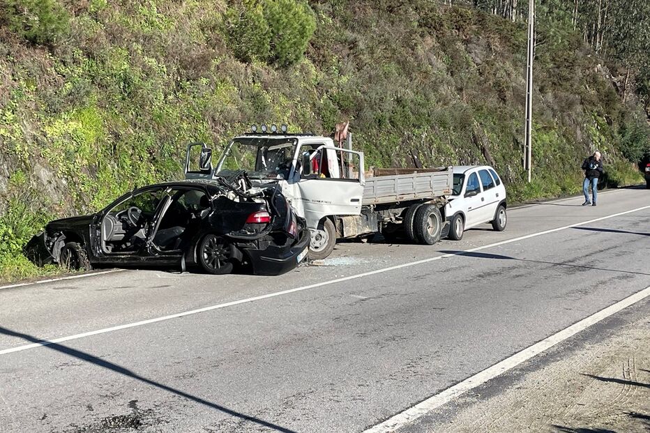 Carro descontrolado invadiu a faixa contrária e chocou de traseira com a carrinha, na EN108