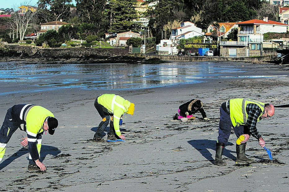 Maré de 'pellets' de plástico está a atingir praias do Noroeste peninsular