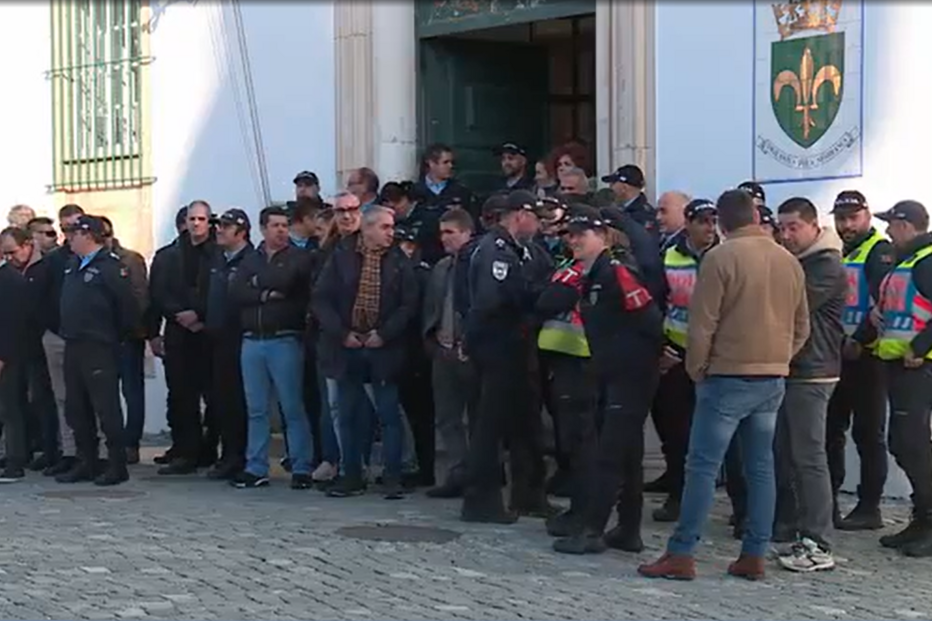 Polícias desafiam lei com protesto fardado de norte a sul