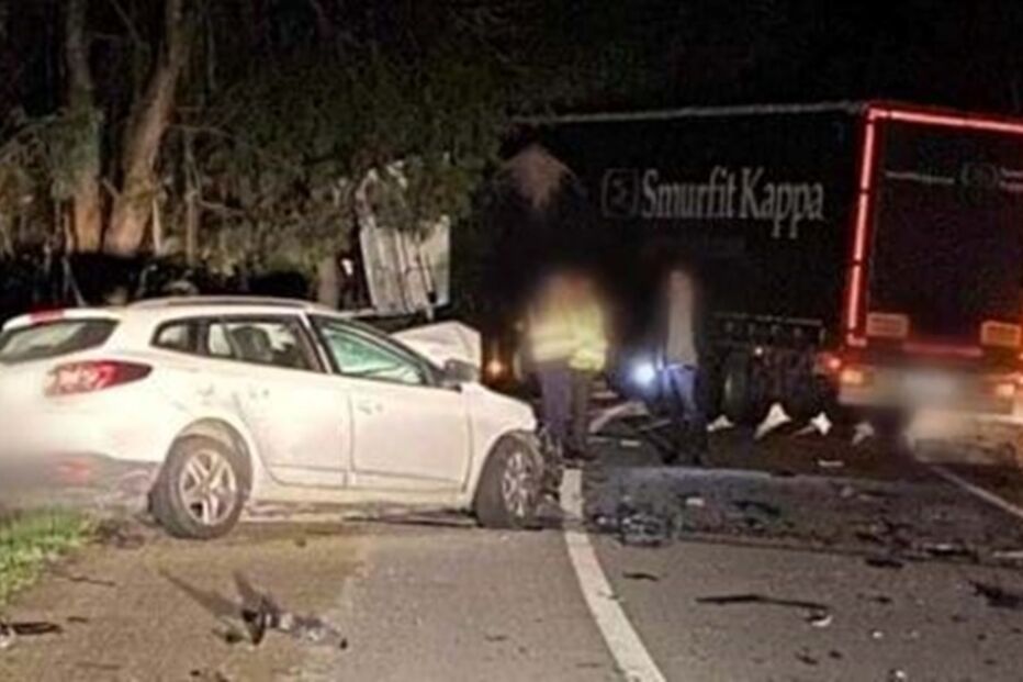 Viatura chocou com violência contra um camião, às 06h05