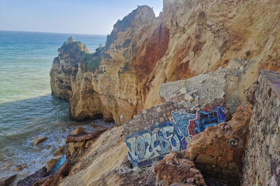 Derrocada destrói acesso a praia em Lagos