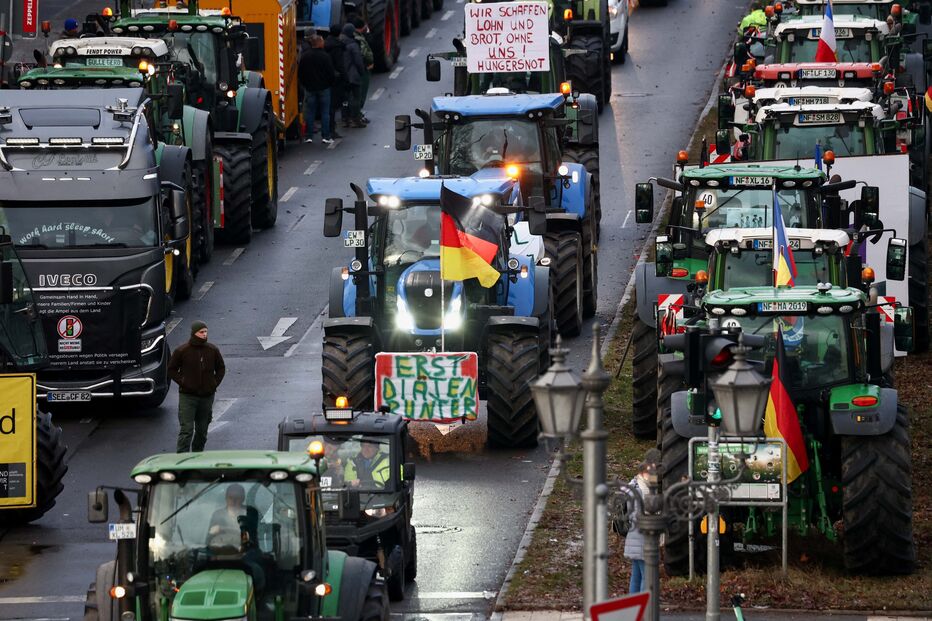 Agricultores alemães protestam contra a redução dos subsídios ao imposto sobre veículos em Berlim