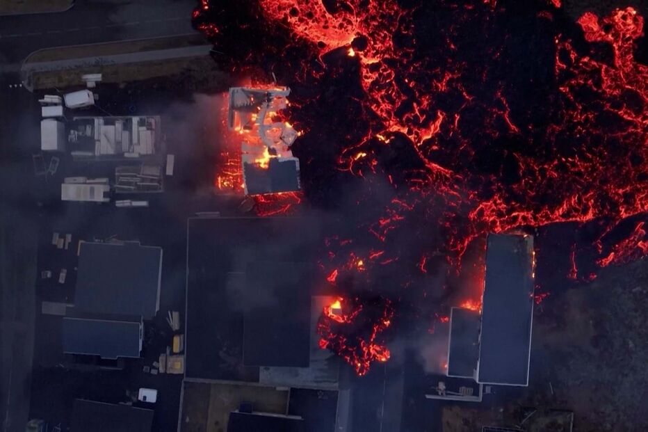 Imagens de drone mostram casas a ser engolidas pela lava na Islândia
