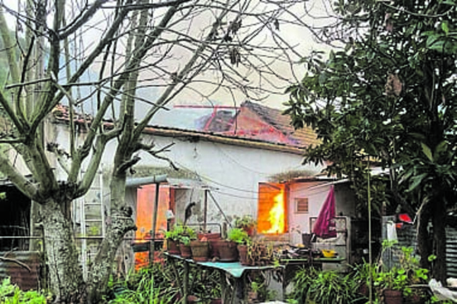 Casa ainda em chamas