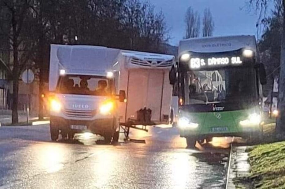 Trânsito congestionado em frente ao Guimarães shopping
