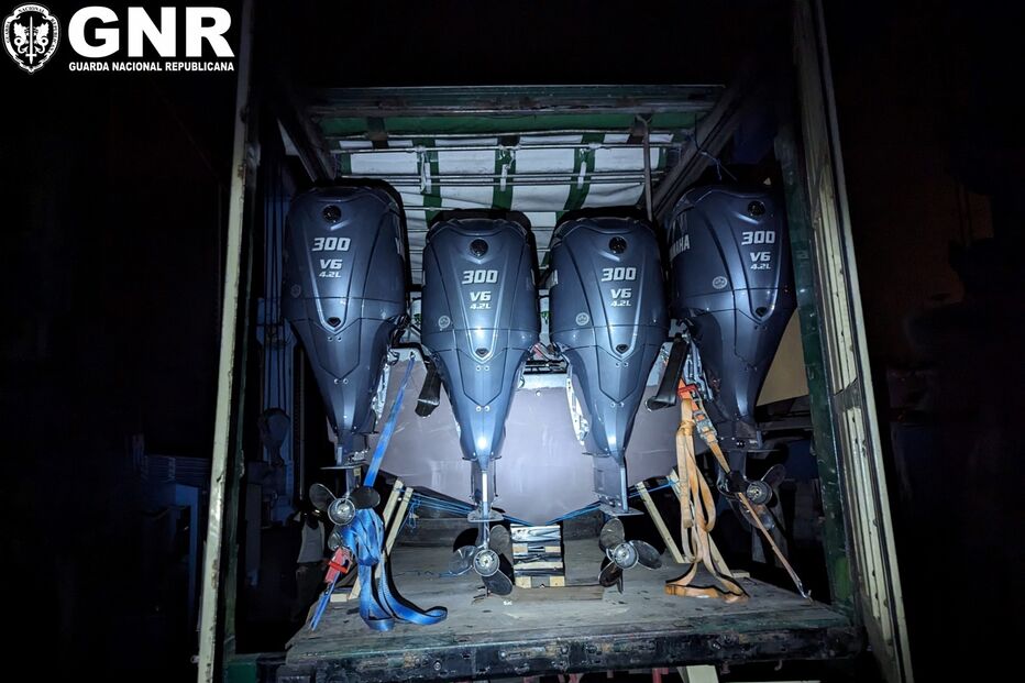 Lancha dentro do camião