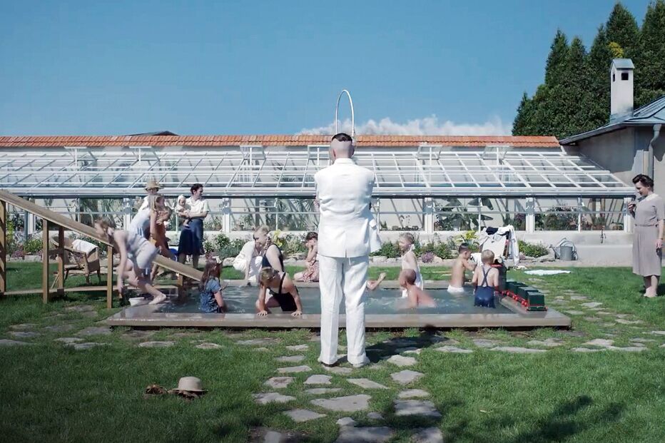 ‘A Zona de Interesse’ mostra como Rudolf Höss (Christian Friedel) construiu a sua casa de sonho paredes-meias com Auschwitz