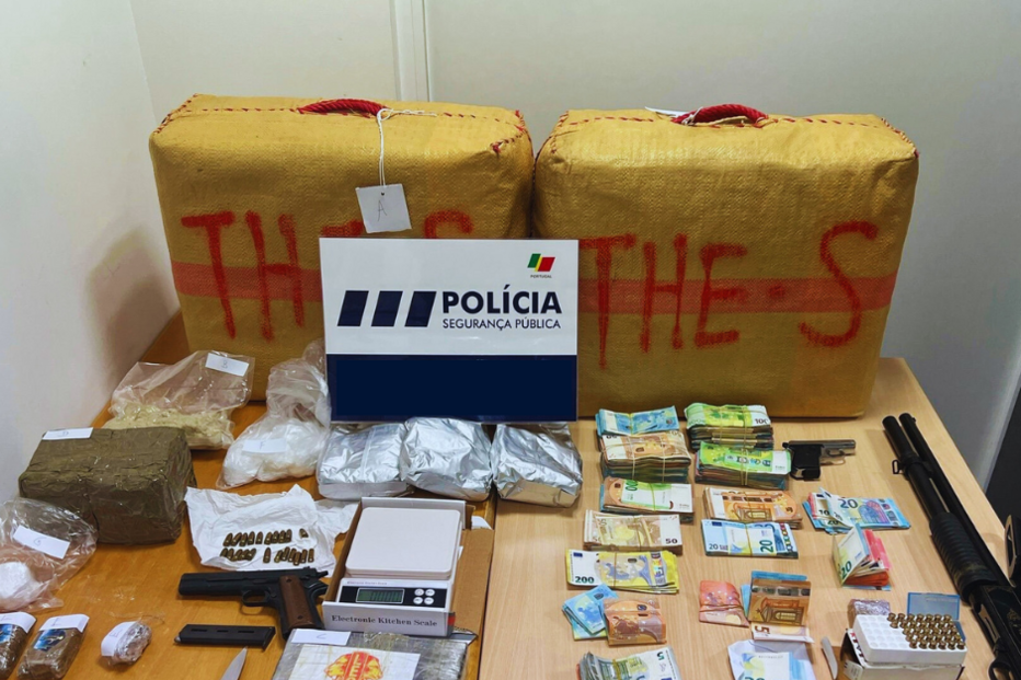 Droga, dinheiro e armas apreendidas