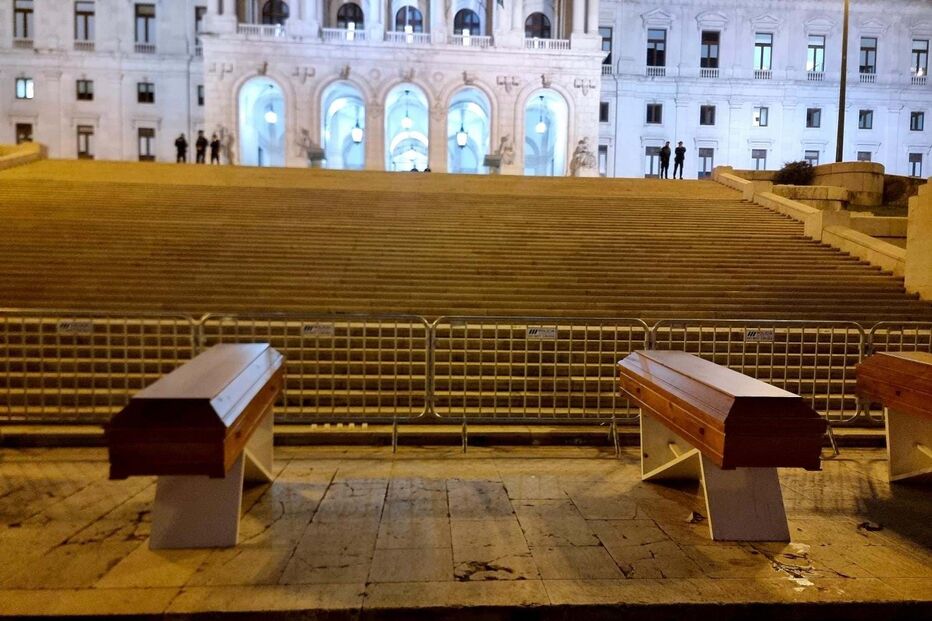 Polícias colocaram caixões em forma de protesto em frente à AR