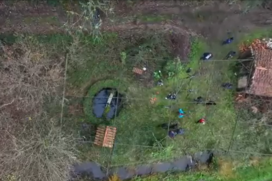 Cadáver amarrado a pedras dentro de poço revela crime macabro