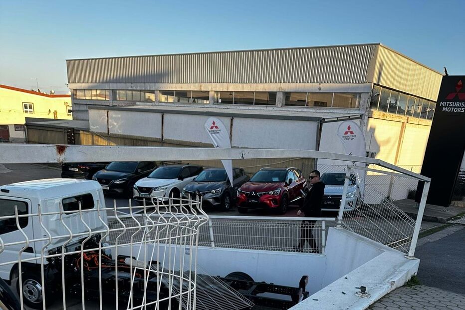 Carro despista-se para stand em Portimão