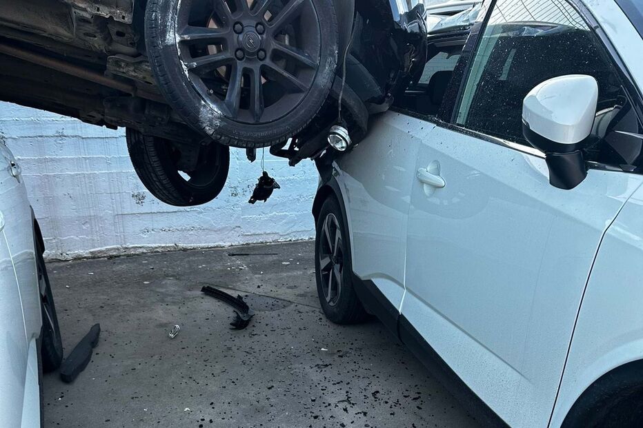 Carro despista-se para stand em Portimão