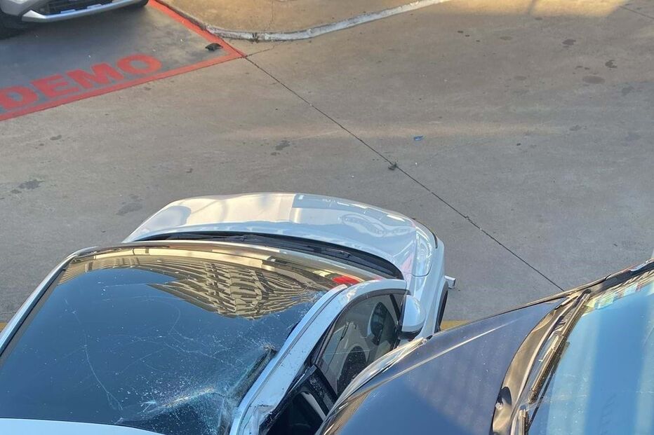 Carro despista-se para stand em Portimão