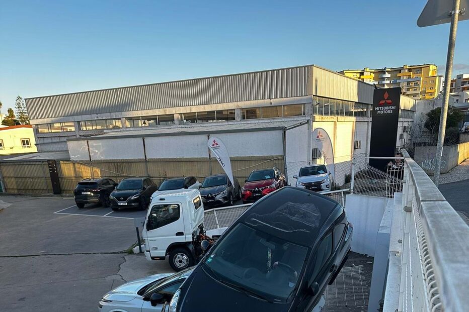 Carro despista-se para stand em Portimão