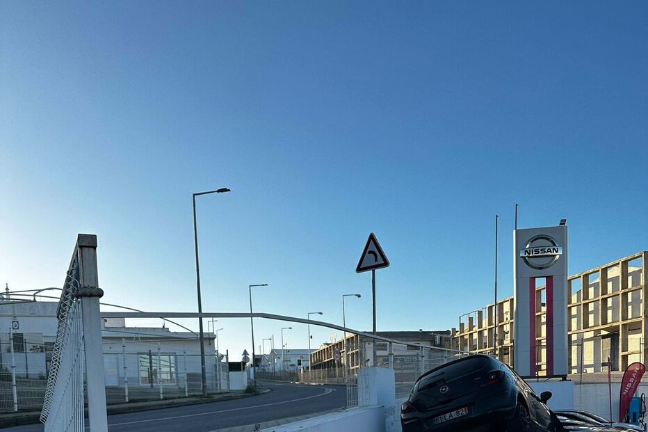 Carro despista-se para stand em Portimão