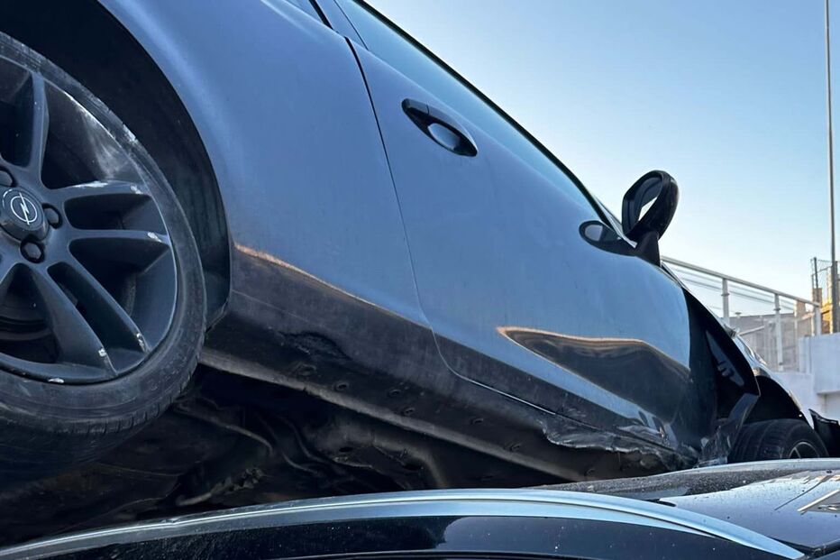 Carro despista-se para stand em Portimão