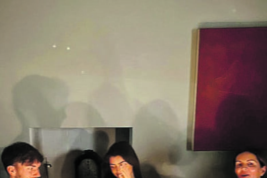 Jovem casal junto da família da modelo