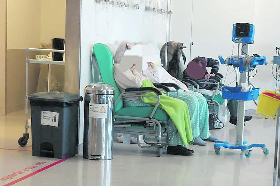 Idosa (em primeiro plano) com outros doentes numa enfermaria da urgência 