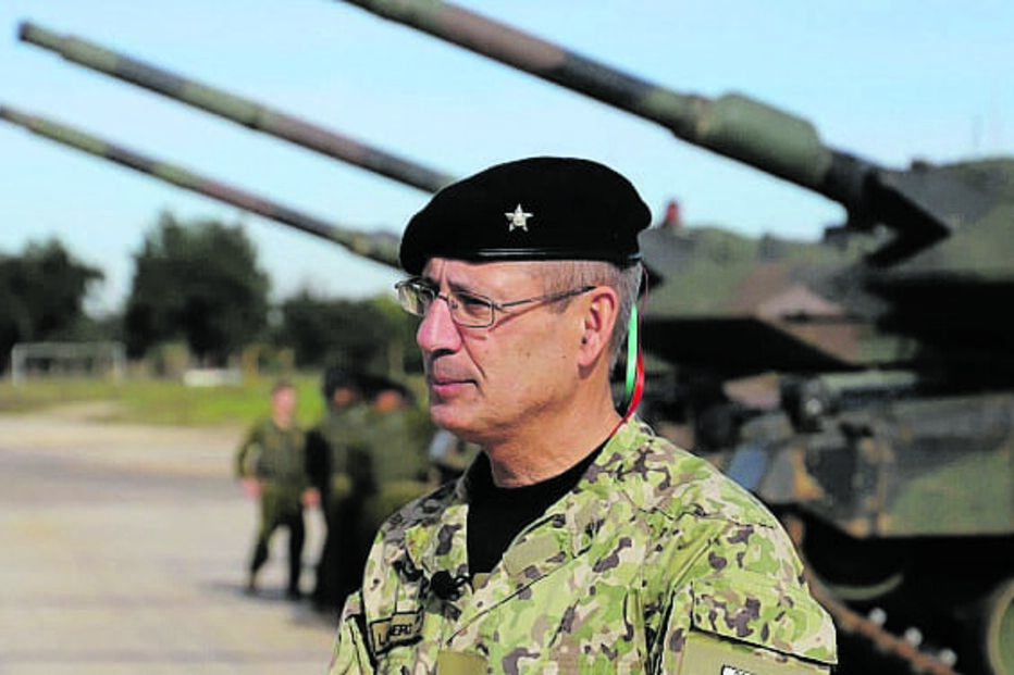 Brigadeiro-general Luís Calmeiro junto aos ‘Leopard’ 