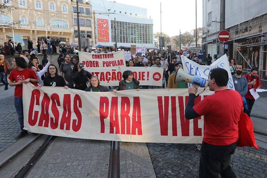 Milhares nas ruas defendem direito a casa para viver