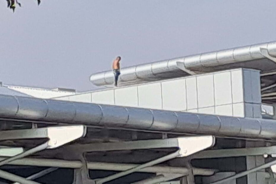 Homem no telhado do aeroporto