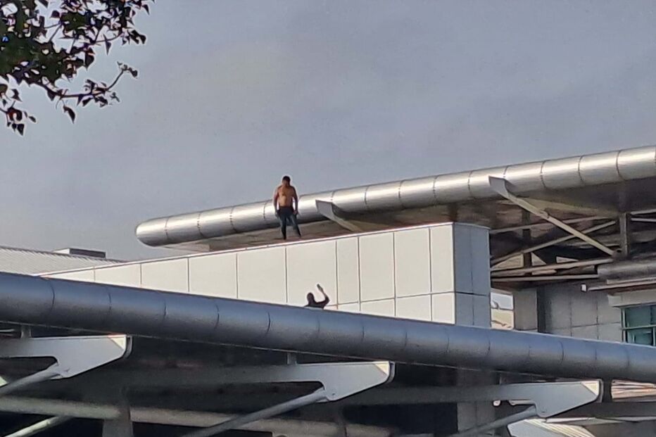 Agente da PSP tenta que homem se entregue