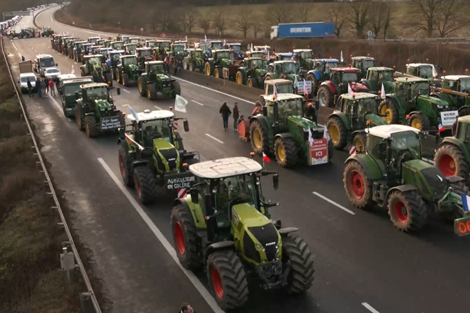 Agricultores franceses bloqueiam acessos em Paris. Veja as imagens em direto