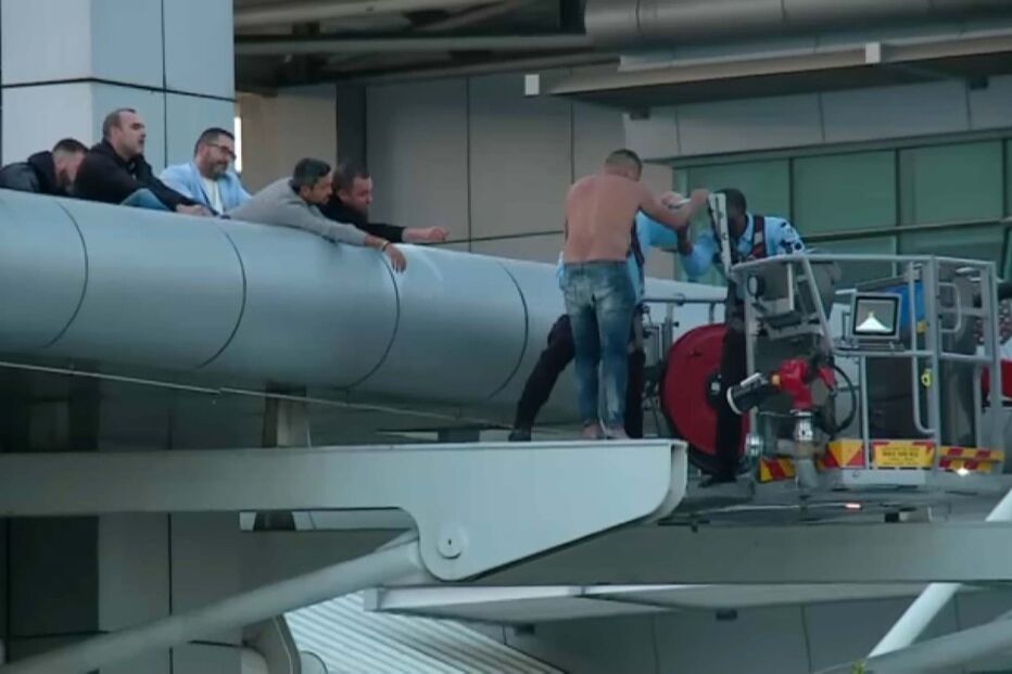 Homem no telhado do aeroporto	