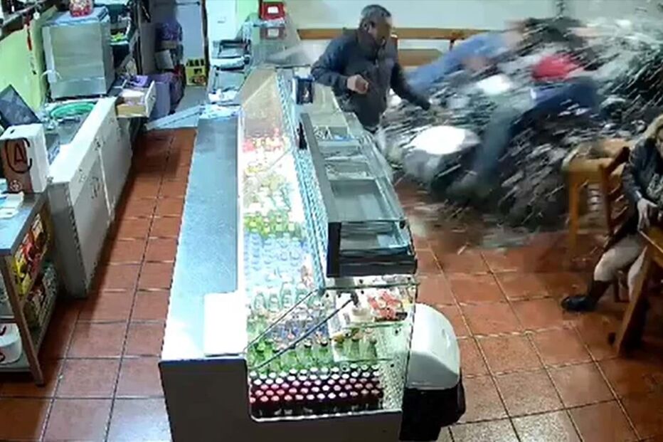 Veículo entra em café, atropela cinco pessoas e provoca seis feridos. Um está em estado grave