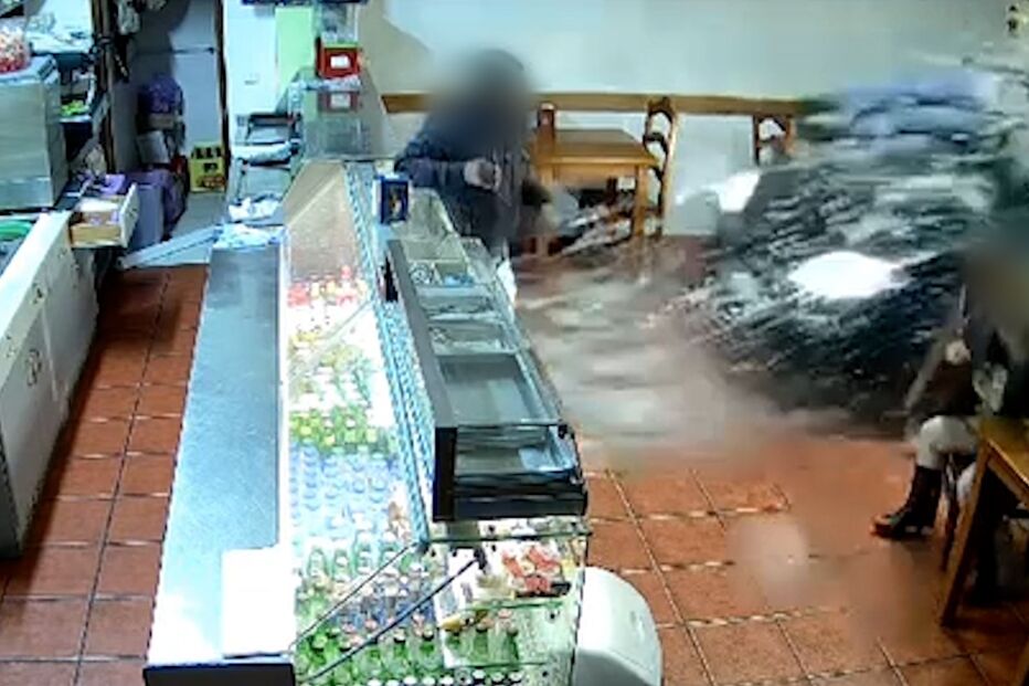 Veículo entra em café, atropela cinco pessoas e provoca seis feridos. Um está em estado grave